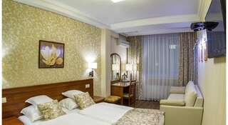 Гостиница Встреча Алушта Двухместный номер с 1 двуспальной кроватью и дополнительной кроватью-2